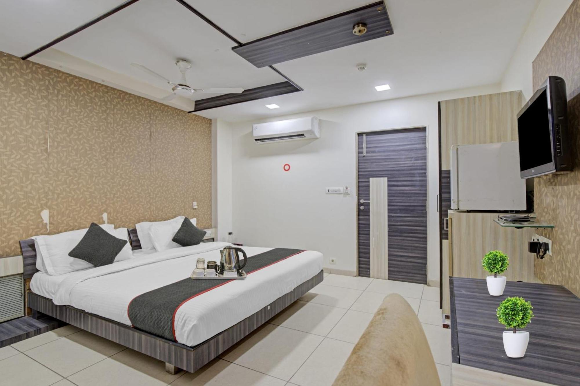 Hotel O The Kia Residency Hotel And Banquet Ahmedabad Extérieur photo